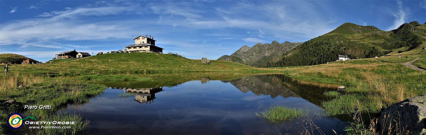 10 Partiamo dal Rif. Albergo Monte Avaro (1700 m) che si specchia nella bella pozza .jpg